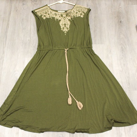 Spense Dresses & Skirts - Spense Green Dress With White Floral Design